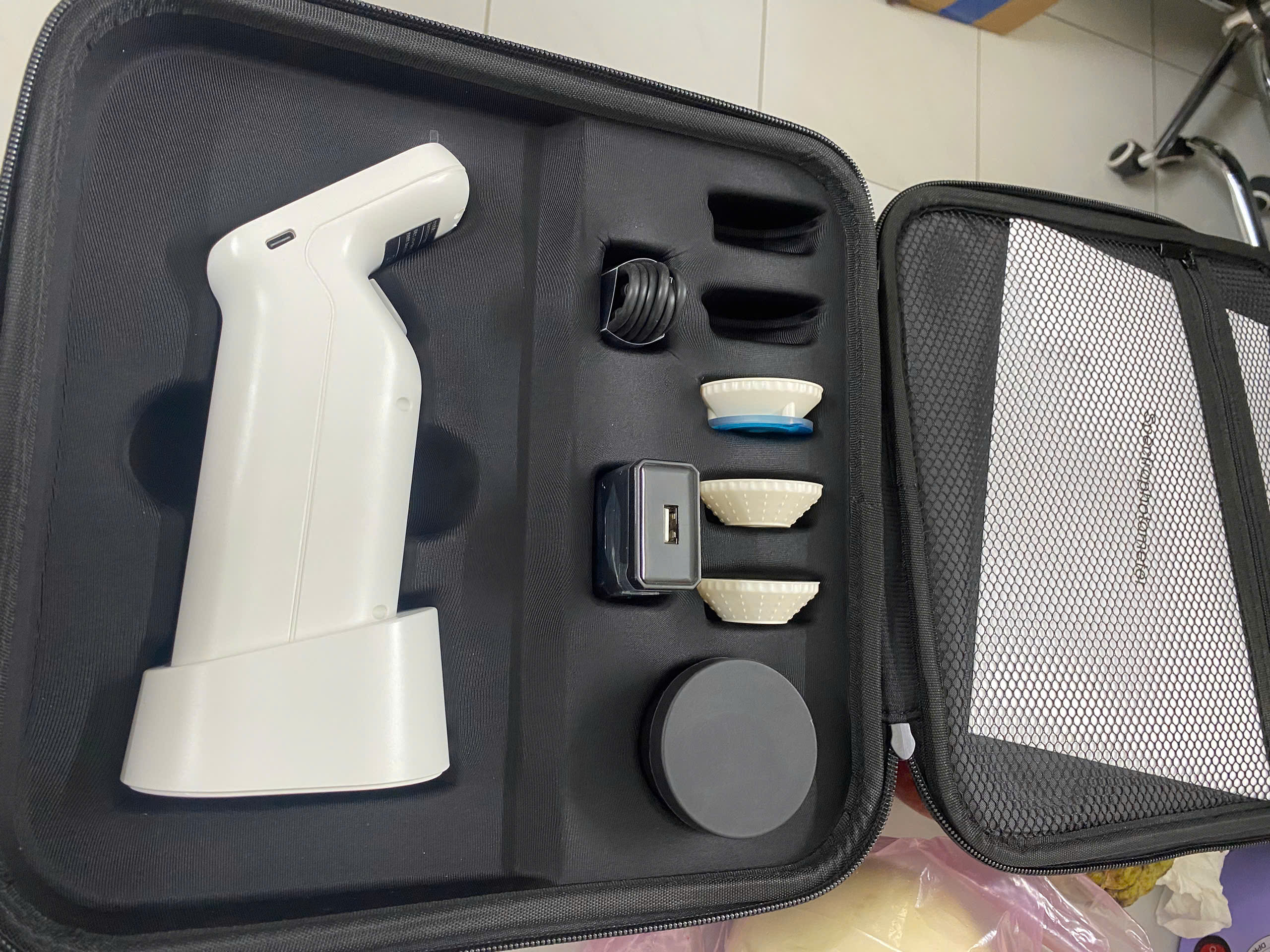 CHNSpec DS-400 là model được phát triển theo hướng “thông minh hóa QC màu”, giúp doanh nghiệp không chỉ đo màu mà còn quản lý màu theo hệ thống dữ liệu